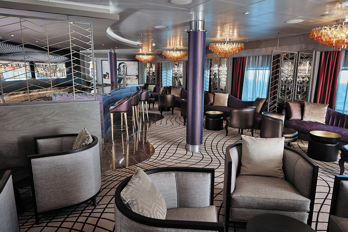 Regent Seven Seas VOYAGER Voyager Lounge 0.jpg