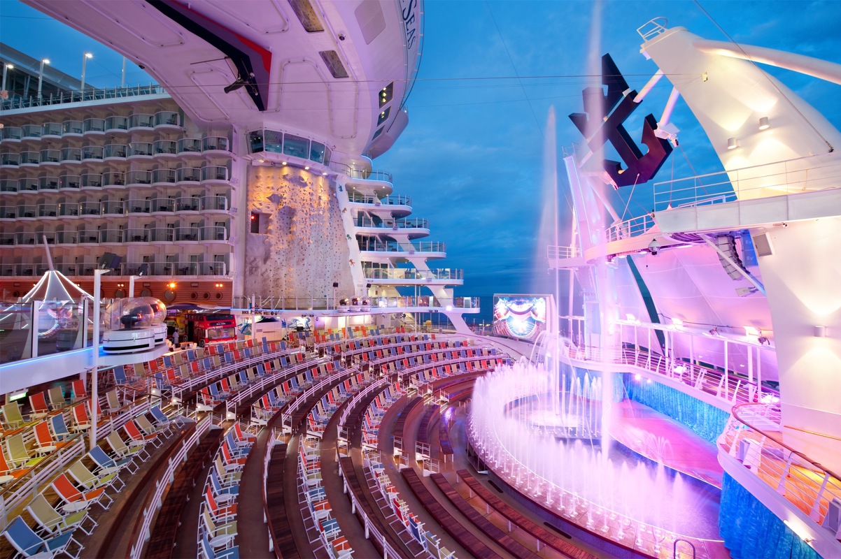 Royal Caribbean International Oasis of the Seas Interior AquaTheater 01.jpg