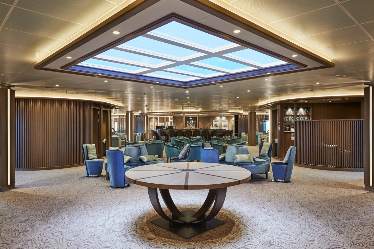 Silversea SILVER SHADOW Arts Cafe Arts Bar 1.jpg