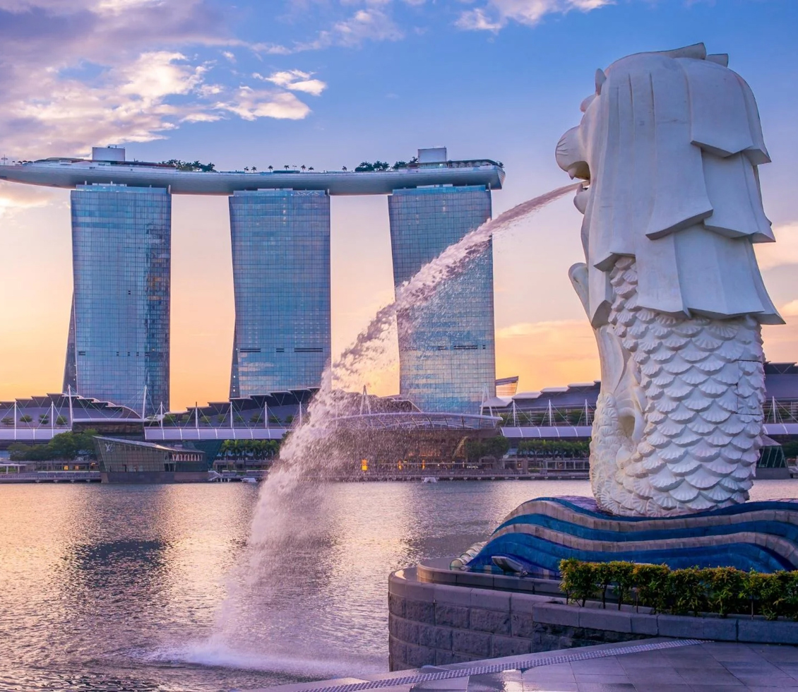 Marina Bay Sands and Merlion Statue 
