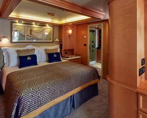 Cunard Queen Elizabeth Accommodation Master Suite 2.jpg