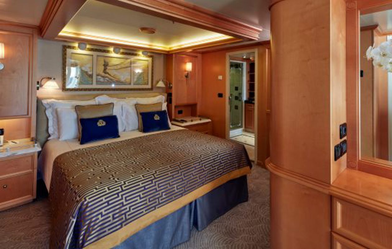 Cunard Queen Elizabeth Accommodation Master Suite 2.jpg