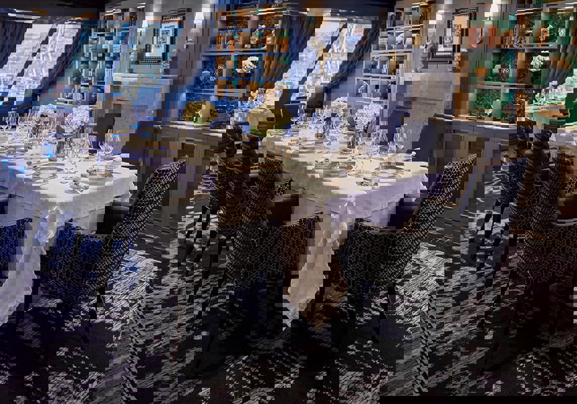 Regent Seven Seas Cruises - Seven Seas Splendor - The Study.jpg