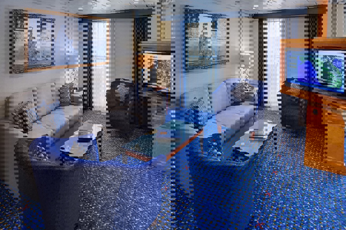 RCI Radiance of the Seas Owner's Suite 2.jpg