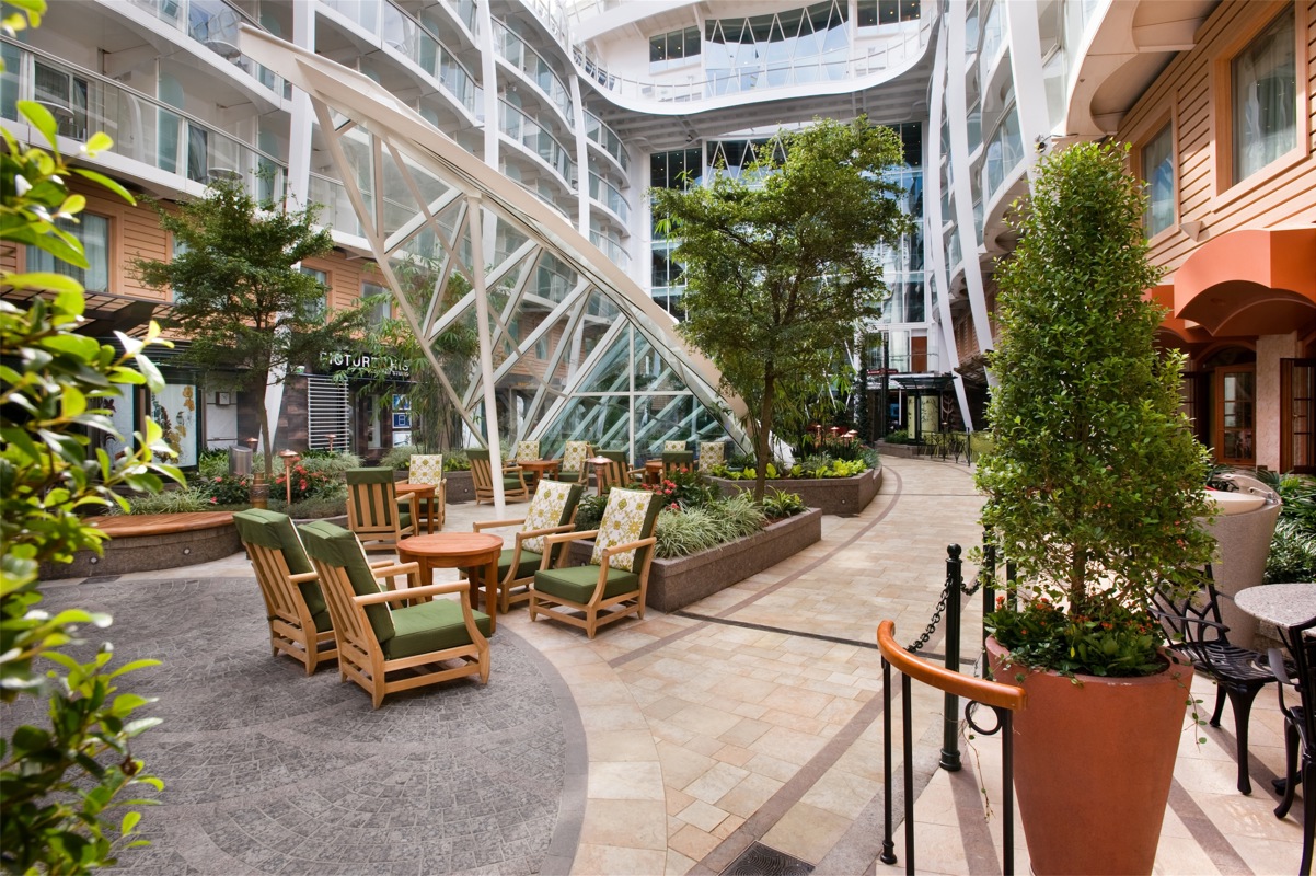 Royal Caribbean International Oasis of the Seas Interior Central Park 06.jpg