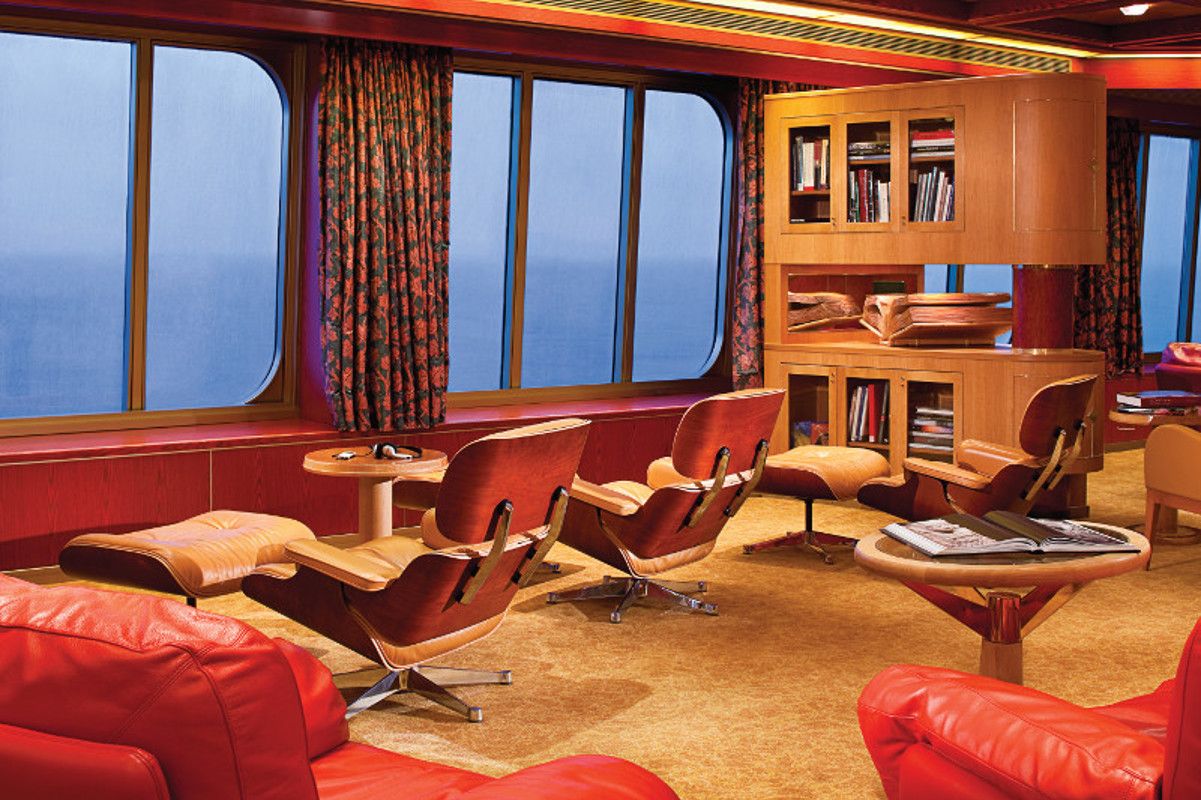Holland America Line R-Class Explorers Cafe.jpg