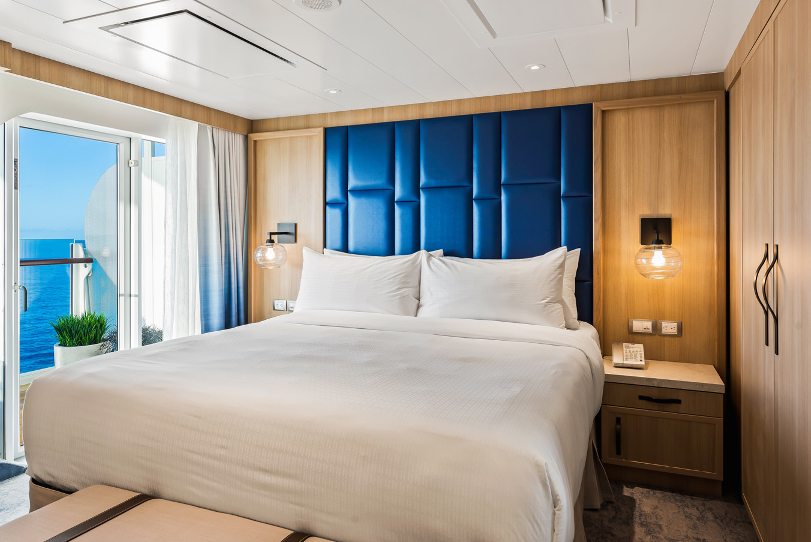 Spacious AquaTheater Suite Large Balcony - 2 Bedrooms